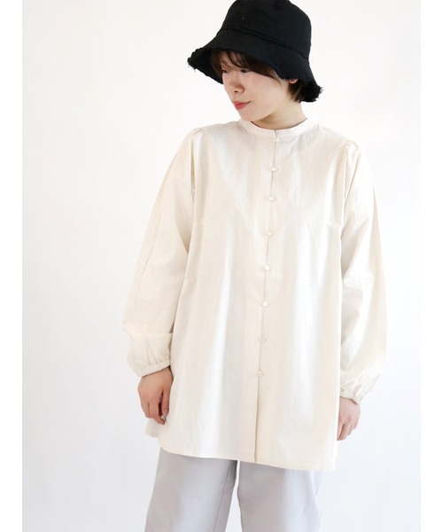 ehka sopo（エヘカソポ）の「前後着パフスリーブチュニックブラウス（シャツ/ブラウス・レディース・ブラック/オフホワイト/キナリ・ﾌﾘ-）」の2枚目の写真