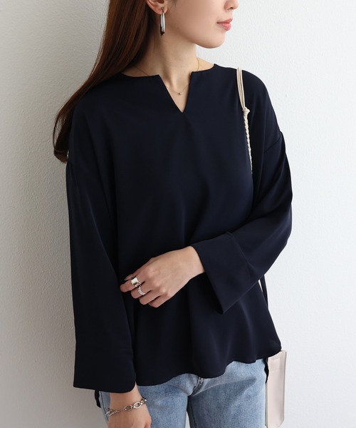 andme(アンドミー)の「とろみ素材長袖2wayキーネックブラウス(シャツ/ブラウス・レディース・ブラック/ネイビー/オフホワイト/グリーン・M)」の4枚目の写真