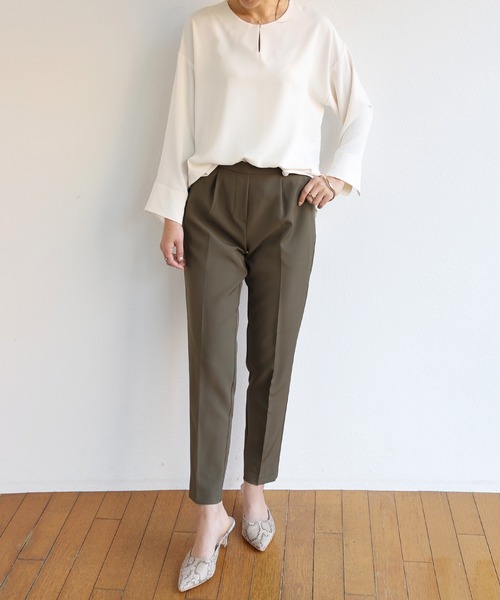 andme(アンドミー)の「とろみ素材長袖2wayキーネックブラウス(シャツ/ブラウス・レディース・ブラック/ネイビー/オフホワイト/グリーン・M)」の20枚目の写真