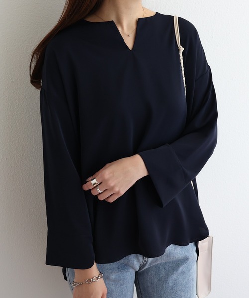 andme(アンドミー)の「とろみ素材長袖2wayキーネックブラウス(シャツ/ブラウス・レディース・ブラック/ネイビー/オフホワイト/グリーン・M)」の11枚目の写真