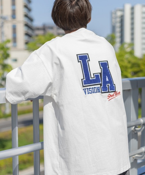 VISION STREET WEAR（ヴィジョンストリートウェア）の「【VISION STREET WEAR／ヴィジョンストリートウェア】LAロゴサガラ刺繍Tシャツ/バックデザイン/ビッグシルエット（Tシャツ/カットソー・メンズ・ホワイト/チャコールグレー/ブルー/グリーン・M/L/XL）」の2枚目の写真