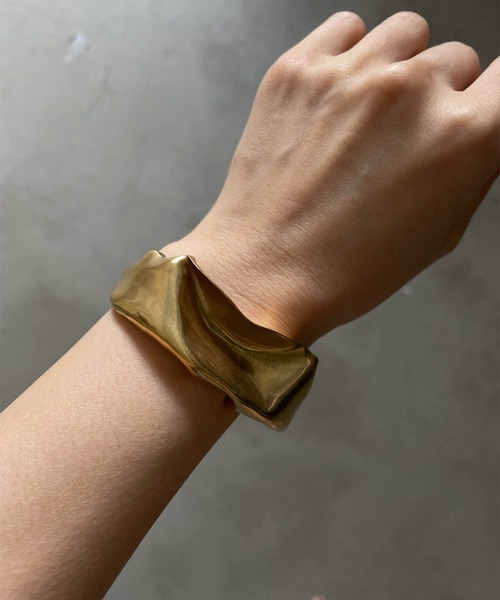 Ameri（アメリ）の「CRUMPLED BANGLE（バングル/リストバンド・レディース・シルバー/ゴールド・FREE）」の2枚目の写真
