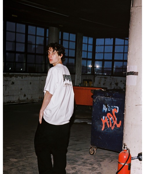 MANASTASH（マナスタッシュ）の「【直営店限定】MANASTASH N.A.U/マナスタッシュエヌエーユー　GANG LOGO TEE　ギャングロゴティー（Tシャツ/カットソー・メンズ・ホワイト/ブラック/バーガンディー・MEDIUM/LARGE/X-LARGE）」の9枚目の写真