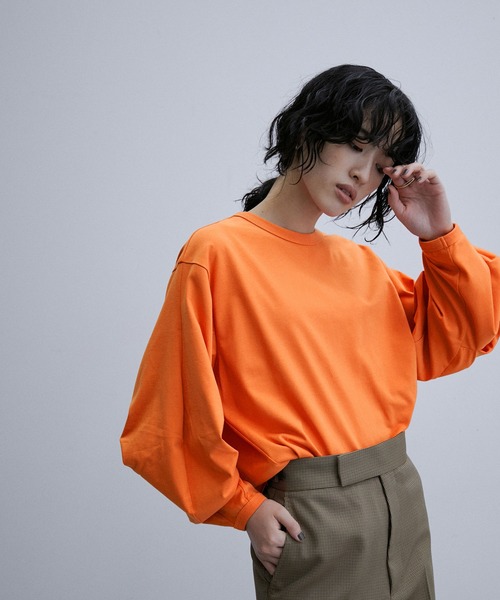 ADAM ET ROPE'(アダムエロペ)の「バナナスリーブパフロンTEE(Tシャツ/カットソー・レディース・ホワイト/ブラック/オレンジ・FREE)」の1枚目の写真