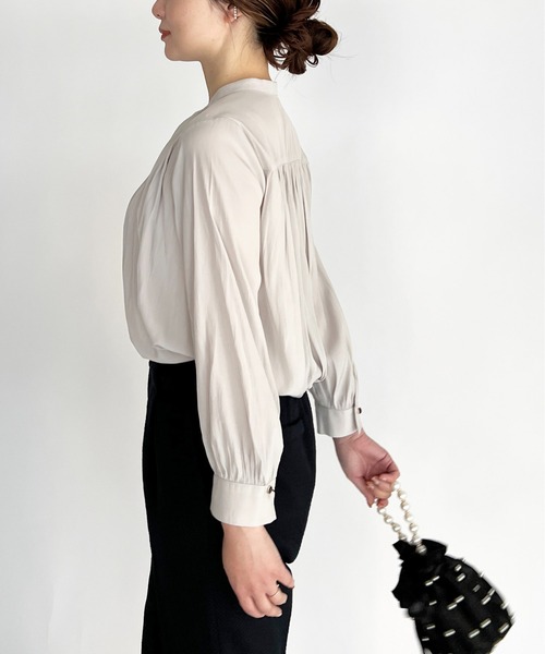 PICCIN(ピッチン)の「【セットアップ可能】パウダーサテンギャザーブラウス(シャツ/ブラウス・レディース・グレイッシュベージュ/ブラック・M)」の7枚目の写真
