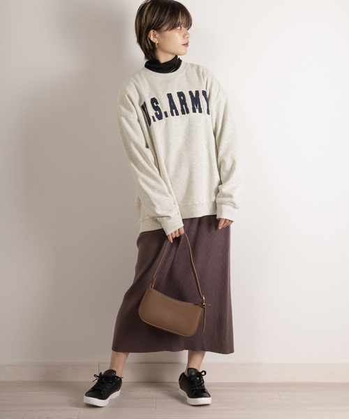 SlashDate(スラッシュデイト)の「カレッジロゴサガラ刺繍クルーネックスウェット/ビッグシルエット/裏起毛/ユニセックス(スウェット・メンズ・グリーン/キナリ/グリーン系その他/パープル/アッシュグレー/ブラック・M/L/XL)」の13枚目の写真