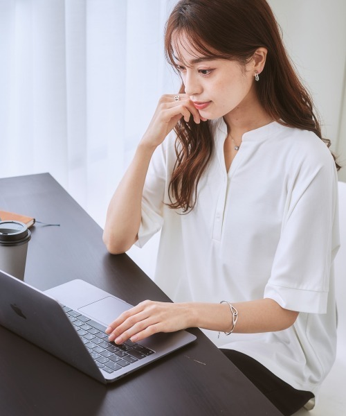 7days Life Styling(セブンデイズライフスタイリング)の「ブラウス見えシルケットポンチスキッパーチュニックカットソートップス(Tシャツ/カットソー・レディース・グレイッシュベージュ/ブラック/オフホワイト/ブルーグレー/ミント・M/LL/S/L)」の7枚目の写真