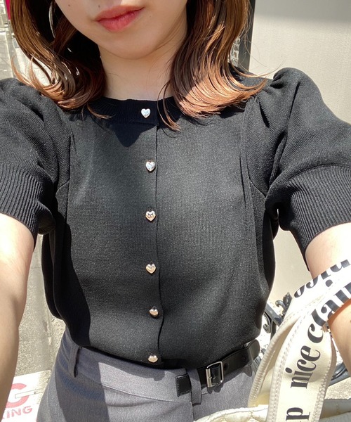 one after another NICE CLAUP（ワンアフターアナザーナイスクラップ）の「ハートボタン前後2wayニット（カーディガン/ボレロ・レディース・ブラック/オフホワイト/ピンク/杢グレー・FREE）」の13枚目の写真