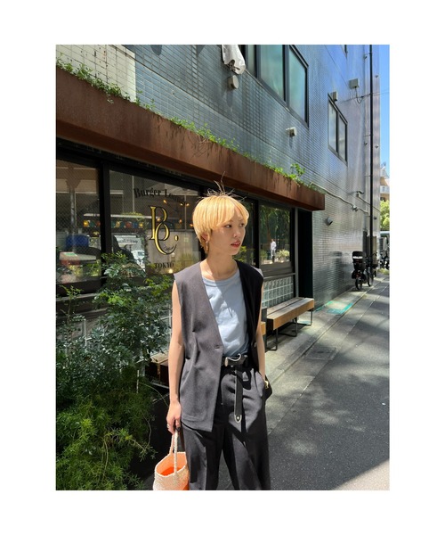 BLACK BY MOUSSY(ブラックバイマウジー)の「long slit vest(ロングスリットベスト)(ベスト・レディース・ベージュ/ブラック・FREE)」の4枚目の写真