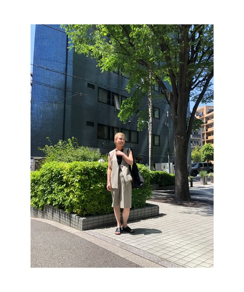 BLACK BY MOUSSY(ブラックバイマウジー)の「long slit vest(ロングスリットベスト)(ベスト・レディース・ベージュ/ブラック・FREE)」の8枚目の写真