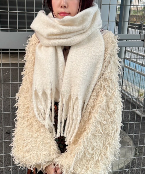 kutir（クティール）の「kutirlune／フリンジボリュームマフラー（マフラー・レディース・カーキ/アイボリー/ブラック/ベージュ/ブルー/グレー・FREE）」の2枚目の写真