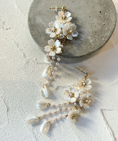 amplis（アンプリス）の「ブロッサムピアス/september pierce（ピアス（両耳用）・レディース・ホワイト・FREE）」の2枚目の写真