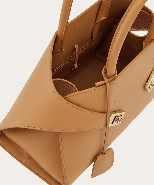 FERRAGAMO(フェラガモ)の「Hug ハンドバッグ(スモール)(ハンドバッグ・レディース・キャメル・ONE SIZE)」の2枚目の写真