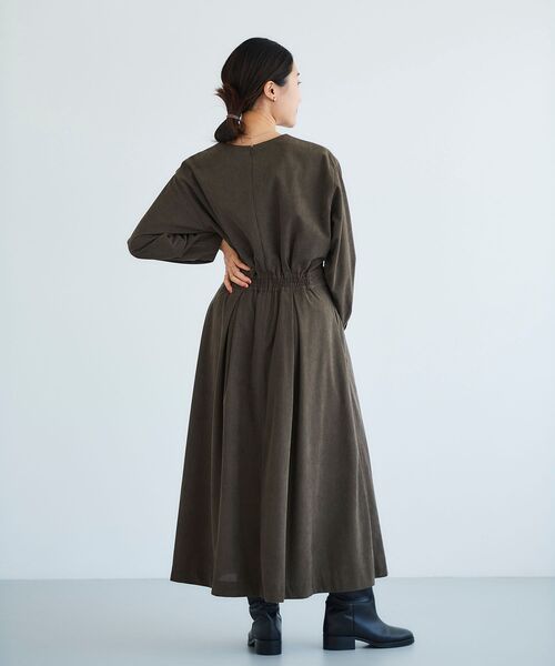 le.coeur blanc（ルクールブラン）の「コーデュロイタックワンピース（ワンピース・レディース・ベージュ/ブラウン・38）」の9枚目の写真