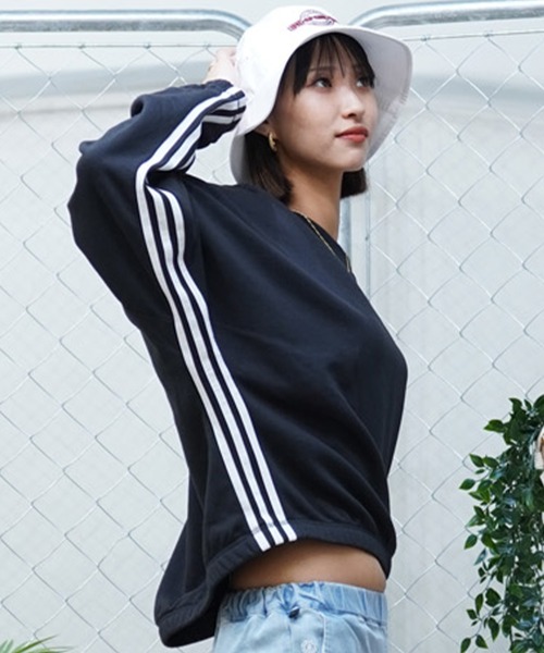 adidas(アディダス)の「adidas/アディダス スウェット クルーネック ワンポイント KNR46(スウェット・レディース・ブラック・M/L)」の4枚目の写真