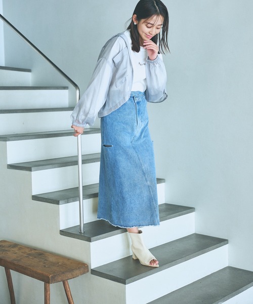 mysty woman（ミスティウーマン）の「サイドスリットデニムスカート 996671（スカート・レディース・ライトブルー/ブラック/ブルー・FREE）」の4枚目の写真