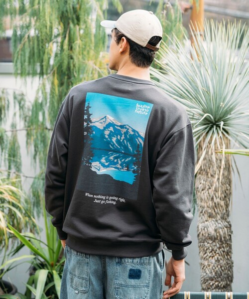 Foxfire（フォックスファイヤー）の「Foxfire/フォックスファイヤー 別注 Foxfire プリントクルーネック スウェット/朝釣り/バックプリント/リラックスフィット（スウェット・メンズ・チャコールグレー/ブルー/グレー/ライトグレー・MEDIUM/LARGE）」の2枚目の写真