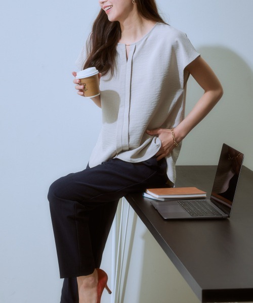 7days Life Styling(セブンデイズライフスタイリング)の「麻調合繊フロントタックブラウス(しわになりにくい・接触冷感・UVカット・洗える)(シャツ/ブラウス・レディース・モカ/ネイビー/ライトベージュ/グリーン・S/M/L/LL)」の11枚目の写真