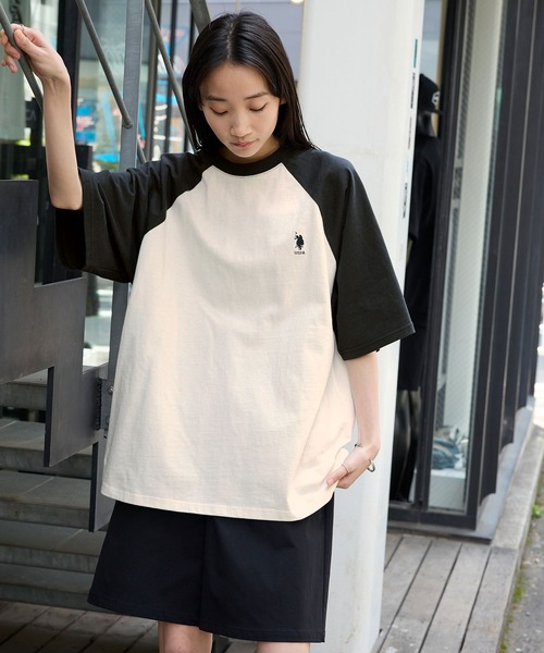 U.S. POLO ASSN.（ユーエスポロアッスン）の「U.S. POLO ASSN. /ユーエスポロアッスン 別注 ワンポイント刺繍 ラグラン配色オーバーサイズ半袖Tシャツ（Tシャツ/カットソー・レディース・チャコールグレー/ブラック系2/ブラック/カーキ/ボルドー/ブラウン/ブラック系1/ネイビー/ワインレッド/ブラウン系/ダークグリーン・S/M/L/XL）」の21枚目の写真