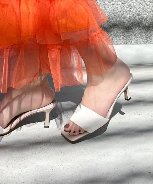 MAMIAN（マミアン）の「ワイドスクエアトゥ パデット ミュールサンダル (7.0cmヒール)（サンダル・レディース・ブラック系その他/ホワイト系その他/ブラック/シルバー・M/L/S）」の2枚目の写真