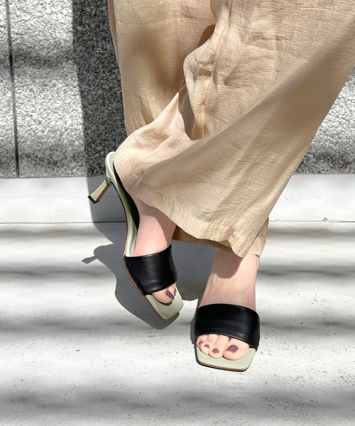 MAMIAN（マミアン）の「ワイドスクエアトゥ パデット ミュールサンダル (7.0cmヒール)（サンダル・レディース・ブラック系その他/ホワイト系その他/ブラック/シルバー・M/L/S）」の3枚目の写真