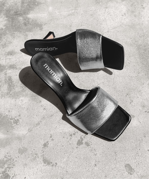 MAMIAN（マミアン）の「ワイドスクエアトゥ パデット ミュールサンダル (7.0cmヒール)（サンダル・レディース・ブラック系その他/ホワイト系その他/ブラック/シルバー・M/L/S）」の4枚目の写真