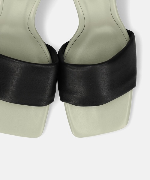 MAMIAN（マミアン）の「ワイドスクエアトゥ パデット ミュールサンダル (7.0cmヒール)（サンダル・レディース・ブラック系その他/ホワイト系その他/ブラック/シルバー・M/L/S）」の19枚目の写真