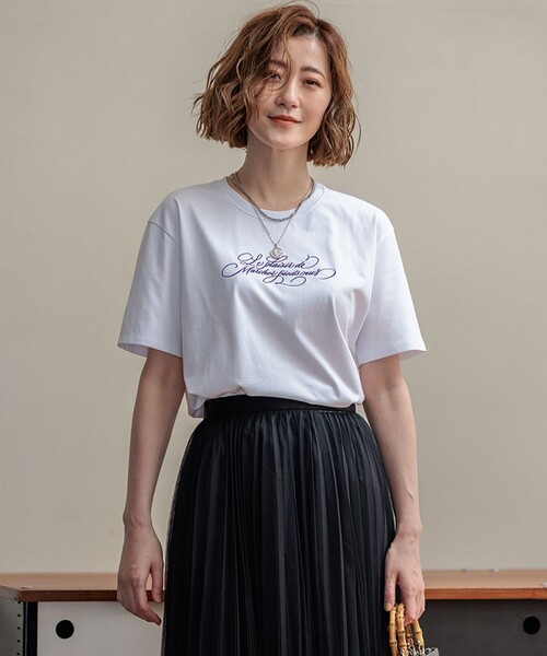23区 L(ニジュウサンクオオキイサイズ)の「【井波麻里衣さんコラボ】カリグラフィー 刺繍 Tシャツ(Tシャツ/カットソー・レディース・ホワイト系/ブラック系/ブルー系/ベージュ系・44/46/48)」の2枚目の写真