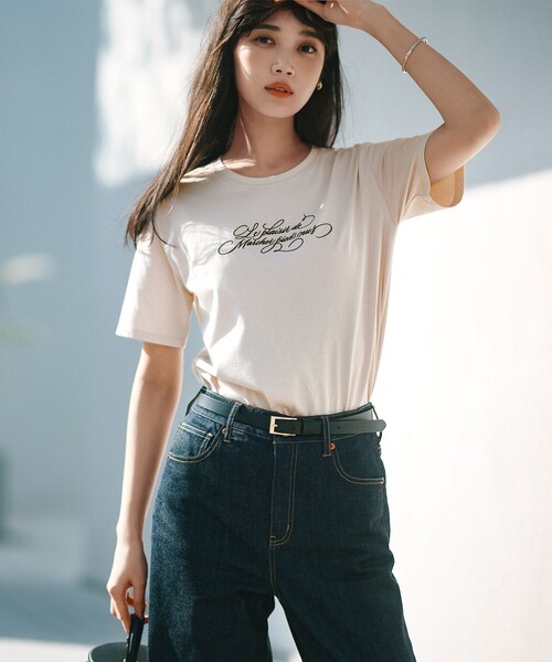 23区 L(ニジュウサンクオオキイサイズ)の「【井波麻里衣さんコラボ】カリグラフィー 刺繍 Tシャツ(Tシャツ/カットソー・レディース・ホワイト系/ブラック系/ブルー系/ベージュ系・44/46/48)」の4枚目の写真
