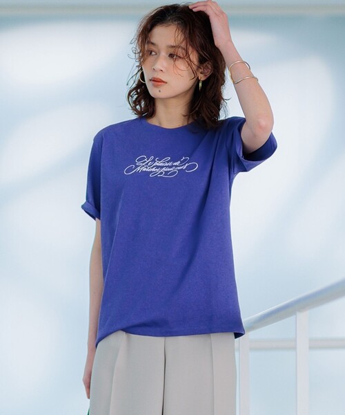 23区 L(ニジュウサンクオオキイサイズ)の「【井波麻里衣さんコラボ】カリグラフィー 刺繍 Tシャツ(Tシャツ/カットソー・レディース・ホワイト系/ブラック系/ブルー系/ベージュ系・44/46/48)」の1枚目の写真
