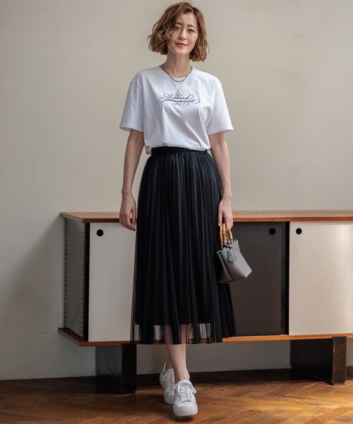 23区 L(ニジュウサンクオオキイサイズ)の「【井波麻里衣さんコラボ】カリグラフィー 刺繍 Tシャツ(Tシャツ/カットソー・レディース・ホワイト系/ブラック系/ブルー系/ベージュ系・44/46/48)」の5枚目の写真
