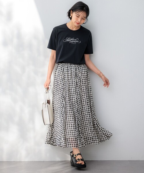 23区 L(ニジュウサンクオオキイサイズ)の「【井波麻里衣さんコラボ】カリグラフィー 刺繍 Tシャツ(Tシャツ/カットソー・レディース・ホワイト系/ブラック系/ブルー系/ベージュ系・44/46/48)」の9枚目の写真