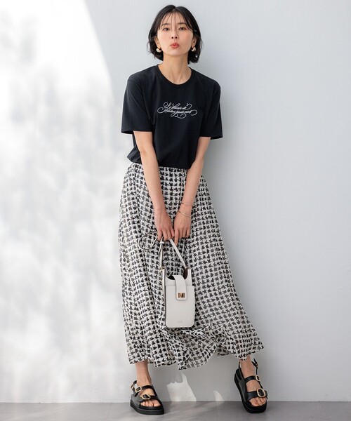 23区 L(ニジュウサンクオオキイサイズ)の「【井波麻里衣さんコラボ】カリグラフィー 刺繍 Tシャツ(Tシャツ/カットソー・レディース・ホワイト系/ブラック系/ブルー系/ベージュ系・44/46/48)」の10枚目の写真