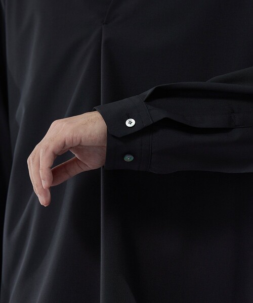 UNITED TOKYO（ユナイテッドトウキョウ）の「DRY WOOL スキッパーポロ｜セットアップ着用可能（シャツ/ブラウス・メンズ・ブラック/グレー・1/2）」の12枚目の写真