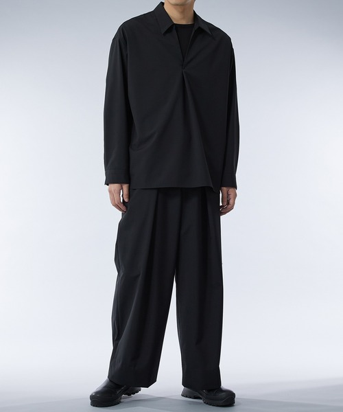 UNITED TOKYO（ユナイテッドトウキョウ）の「DRY WOOL スキッパーポロ｜セットアップ着用可能（シャツ/ブラウス・メンズ・ブラック/グレー・1/2）」の7枚目の写真