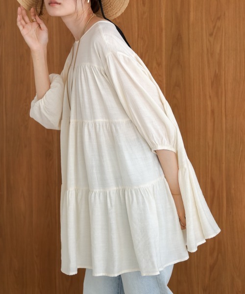 Bab（バブ）の「前後2WAYティアードトップス（シャツ/ブラウス・レディース・アイボリー/ベージュ/ブルー・M）」の4枚目の写真