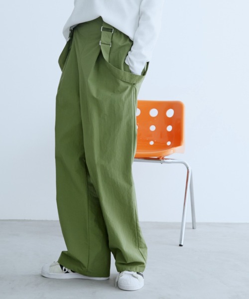 Auntie Rosa Holiday（アンティローザホリデー）の「ナイロンサイドシャーリングサロペット（サロペット/オーバーオール・レディース・カーキ/ブラック・FREE）」の4枚目の写真