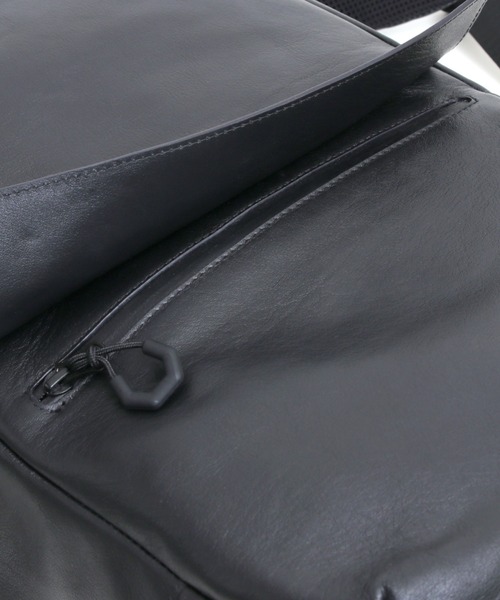 YArKA（ヤーカ）の「【YArKA/ヤーカ】real leather square flap back pack [Alnitak4] / リアルレザー四角フラップバックパック(リュック)（バックパック/リュック・レディース・ブラック・FREE）」の8枚目の写真