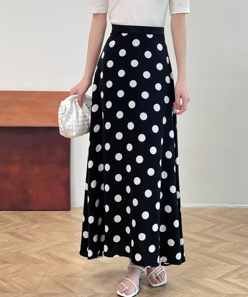 ECLIN(エクラン)の「ハイウエストドット柄フレアロングスカート(スカート・レディース・ホワイト/ブラック・S/M/L)」の3枚目の写真