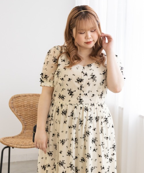 CLETTE(クレット)の「袖リボンフロッキー花柄シアーワンピース(ワンピース・レディース・ブルー/アイボリー・LL/3L/4L)」の4枚目の写真