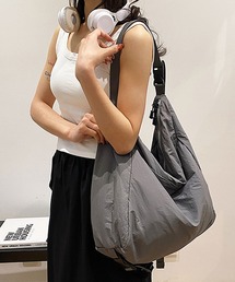 【A4収納可・軽量】ハーフムーンシンプルショルダーバッグ