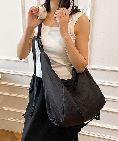 florist(フローリスト)の「【A4収納可・軽量】ハーフムーンシンプルショルダーバッグ(ショルダーバッグ・レディース・グレー/ブラック・FREE)」の9枚目の写真