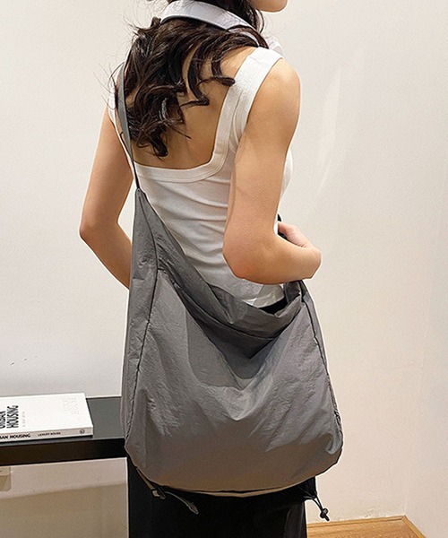florist(フローリスト)の「【A4収納可・軽量】ハーフムーンシンプルショルダーバッグ(ショルダーバッグ・レディース・グレー/ブラック・FREE)」の6枚目の写真