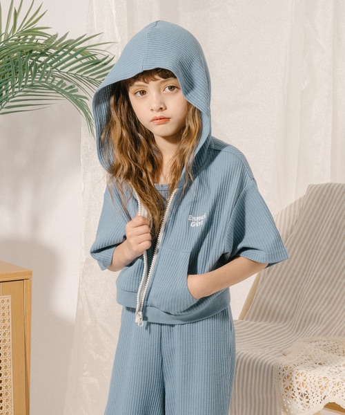 URBAN CHERRY（アーバンチェリー）の「【さらっと触感】ワッフルクロップドフードパーカー（パーカー・キッズ・ブルー/ブラック/ホワイト・110cm/120cm/130cm/140cm/150cm）」の3枚目の写真