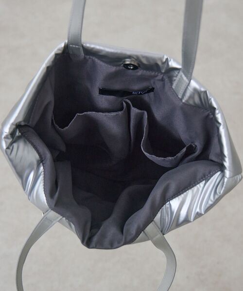 kivi（キヴィ）の「ギャザートートバッグ（トートバッグ・レディース・ブラック/シルバー/レッド・ONE SIZE）」の12枚目の写真