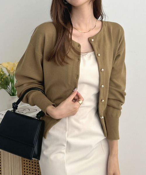 Futier land（フューティアランド）の「《26SS 新作》【新色追加】ゴールドボタンラウンドネックカーディガン（カーディガン/ボレロ・レディース・レッド/ネイビー/ライトベージュ/グレイッシュベージュ/グリーン系その他/グレー/オフホワイト/ピンク・MEDIUM/LARGE）」の6枚目の写真