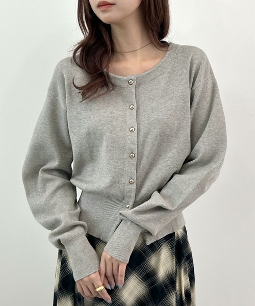 Futier land（フューティアランド）の「《26SS 新作》【新色追加】ゴールドボタンラウンドネックカーディガン（カーディガン/ボレロ・レディース・レッド/ネイビー/ライトベージュ/グレイッシュベージュ/グリーン系その他/グレー/オフホワイト/ピンク・MEDIUM/LARGE）」の3枚目の写真