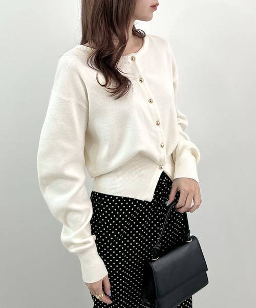 Futier land（フューティアランド）の「《26SS 新作》【新色追加】ゴールドボタンラウンドネックカーディガン（カーディガン/ボレロ・レディース・レッド/ネイビー/ライトベージュ/グレイッシュベージュ/グリーン系その他/グレー/オフホワイト/ピンク・MEDIUM/LARGE）」の2枚目の写真