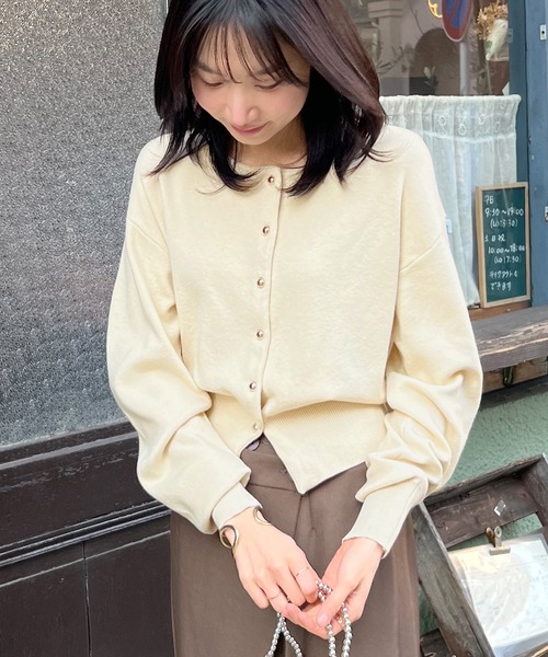 Futier land（フューティアランド）の「《26SS 新作》【新色追加】ゴールドボタンラウンドネックカーディガン（カーディガン/ボレロ・レディース・レッド/ネイビー/ライトベージュ/グレイッシュベージュ/グリーン系その他/グレー/オフホワイト/ピンク・MEDIUM/LARGE）」の4枚目の写真