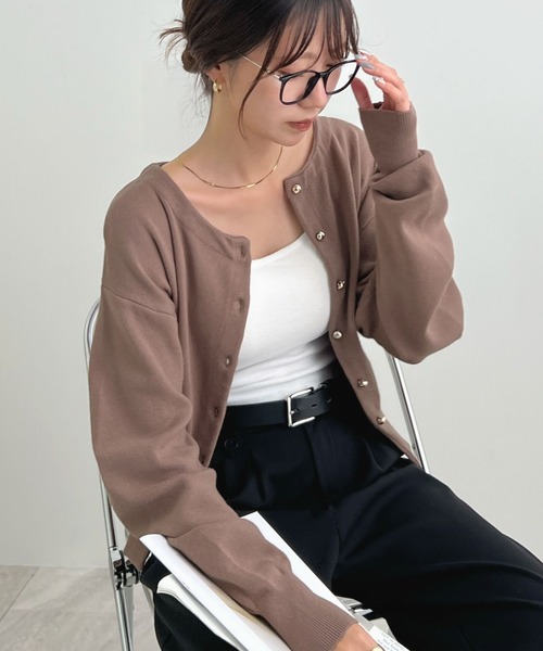 Futier land（フューティアランド）の「《26SS 新作》【新色追加】ゴールドボタンラウンドネックカーディガン（カーディガン/ボレロ・レディース・レッド/ネイビー/ライトベージュ/グレイッシュベージュ/グリーン系その他/グレー/オフホワイト/ピンク・MEDIUM/LARGE）」の5枚目の写真